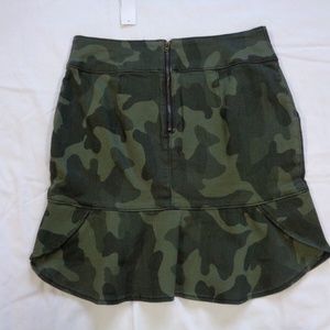 WHITE HOUSE BLACK MARKET SHORT FLIPPY CAMO TRUMPET SKIRT WITH POCKETS SZ 4